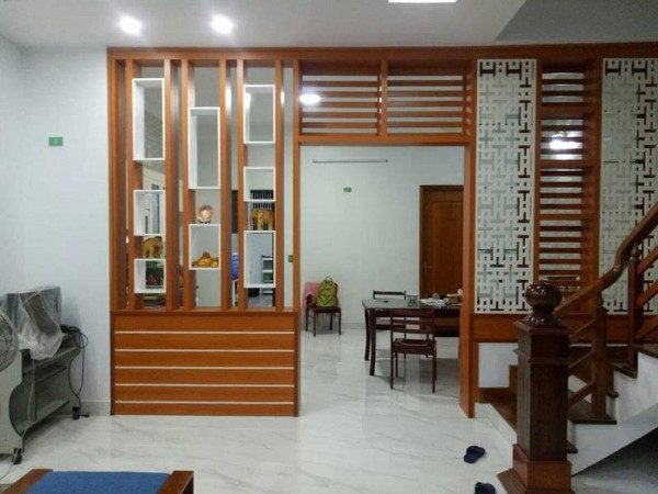 Vách ngăn phòng khách bằng gỗ