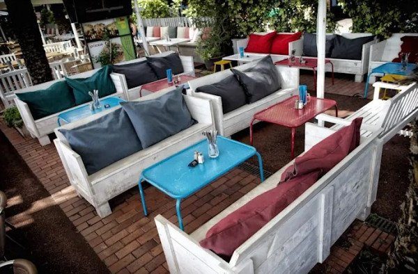 Sofa gỗ đơn giản