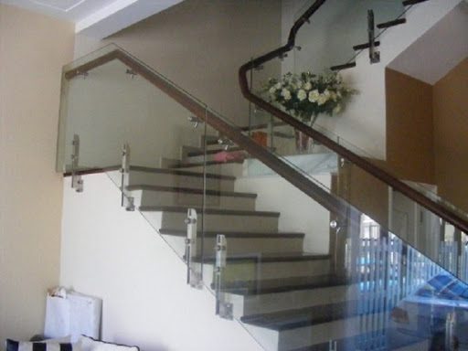 Cầu Thang Kính Sử Dụng Tru Lùn