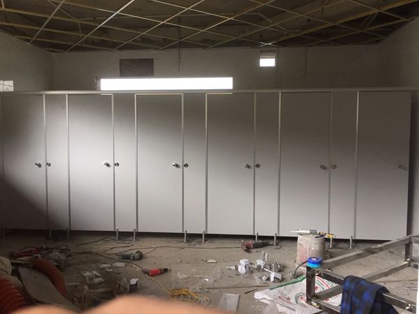 Quy Trình Thi Công Vách Ngăn Vệ Sinh Đúng Chuẩn Từng Centimet