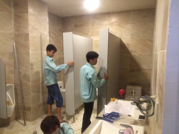 Quy Trình Thi Công Vách Ngăn Vệ Sinh Đúng Chuẩn Từng Centimet