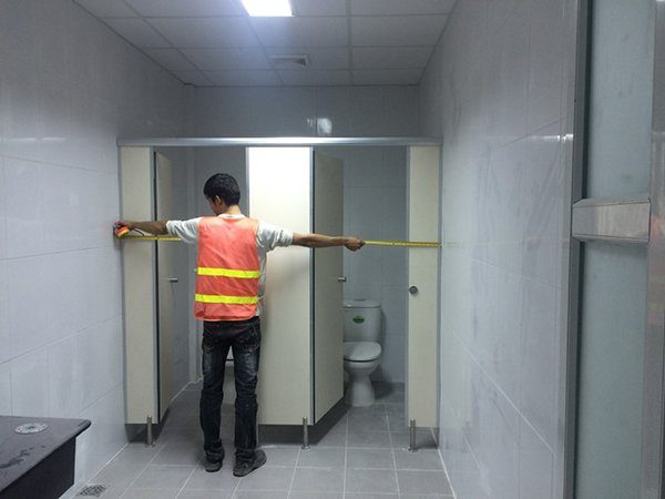 Quy Trình Thi Công Vách Ngăn Vệ Sinh Đúng Chuẩn Từng Centimet