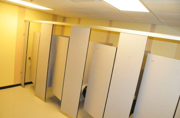 Vách Ngăn Vệ Sinh Bằng Nhựa - Ưu, Nhược Điểm Và Phân Loại Cụ Thể