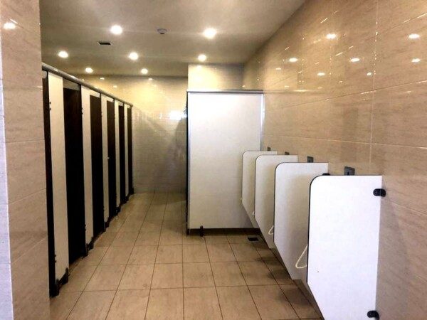 Vách Ngăn Vệ Sinh Bằng Nhựa - Ưu, Nhược Điểm Và Phân Loại Cụ Thể