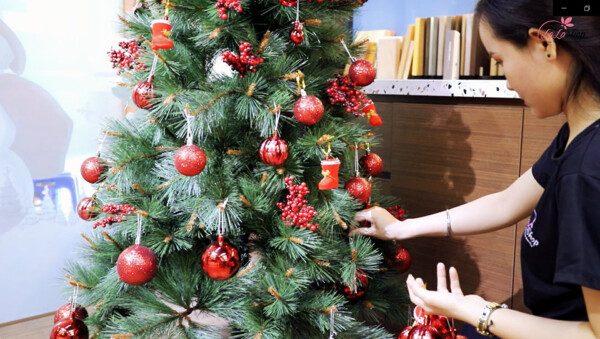 Trang Trí Cây Thông Noel Xịn Xò Với [50+] Ý Tưởng Lung Linh