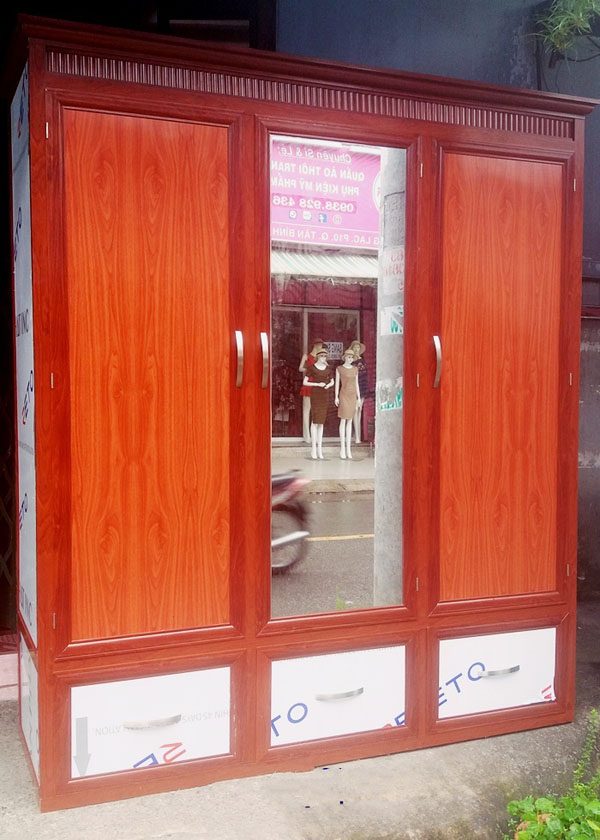 1. Tủ quần áo nhôm kính màu vân gỗ